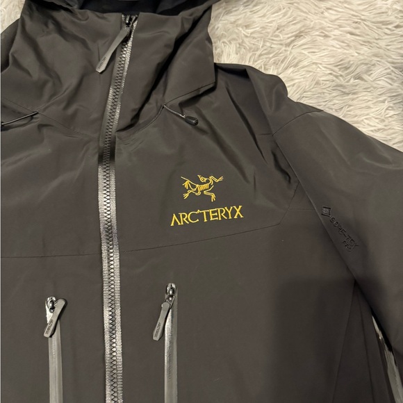 Arc’teryx Alpha Sv Hardshell Black Zip Up Gold Logo Men’s Large - Picture 2 of 4